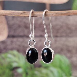 Boucles d'oreilles faites main en onyx noir : serti clos ovale en argent sterling 925