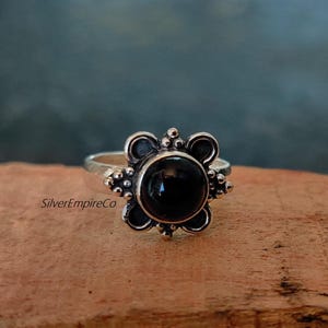 愛らしいブラックオニキスリング、925スターリングシルバー、ラウンドシェイプ、ユニークなフラワーデザイン、彼女への素敵なギフト、バレンタインデー、かわいいギフトリング。