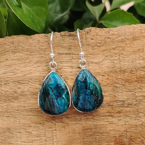 Könnte beinhalten: Ein Paar silberne Tropfenohrringe mit blauen und grünen Chrysokoll-Edelsteinen.