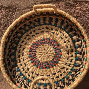 Gewebtes Obstablagetablett | boho wandbilder| buntes strohfarbenes Statement gewebtes Tablett | Tischdeko Tablett | 60cm Serviertablett | Afrikanischer Korb