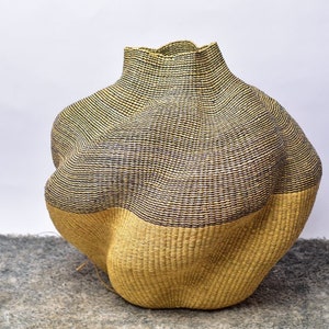 Cesta de maceta ondulada, cesta grande de decoración de paja, jarrón de mimbre grande, cesta de arte Bolga, cesta de decoración de interiores, cesta de decoración de pasillo, cesta de flores