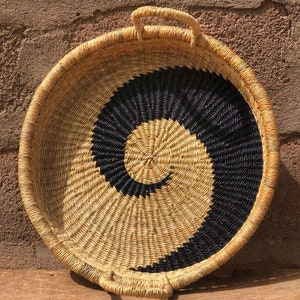 Bandeja de mimbre / Bandeja con diseño de ying y yang / Soporte de pared de mimbre / Bandeja para servir / Cesta decorativa Bolga / Cesta plana con diseño de ying y yang / Cesta para mesa central