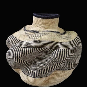 Cesta de arte Bolga / jarrón grande tejido / cesta Basabasa / cesta de maceta tejida a mano ondulada / cesta grande de ratán Bolga / jarrón de flores de paja para interiores