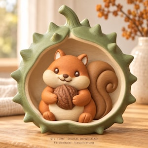 May include: A decorative figurine featuring a brown squirrel holding a walnut, nestled inside a green, spiky, open chestnut shell. The base of the image contains the text: STL + 3MF DIGITAL DOWNLOAD FARBBEISPIEL VISUALISIERUNG.