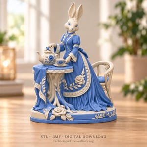 Könnte beinhalten: Eine Figur eines anthropomorphen Kaninchens in einem blau-weißen Kleid, das an einem runden Tisch mit Teekanne und Tasse steht. Der Sockel zeigt florale Reliefdetails. Der Text unten lautet: STL + 3MF DIGITAL DOWNLOAD.