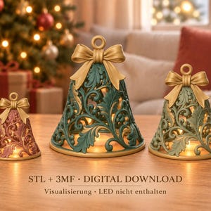 Op de afbeelding: Drie klokvormige ornamenten met ingewikkelde filigraanpatronen en gouden strikken aan de bovenkant. De kleinste is bordeauxrood, de twee grotere zijn groen. Elk heeft een holle binnenkant met warm licht. Tekst: STL + 3MF • DIGITAL DOWNLOAD.