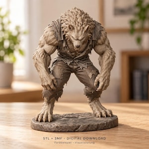 Op de afbeelding: Een beige, gedetailleerd beeldje van een gebukte weerwolf met vacht, gekleed in een gescheurd overhemd en een versleten broek, staand op een getextureerde ronde voet. De tekst luidt: STL + 3MF DIGITAL DOWNLOAD. Farbbeispiel Visualisierung.
