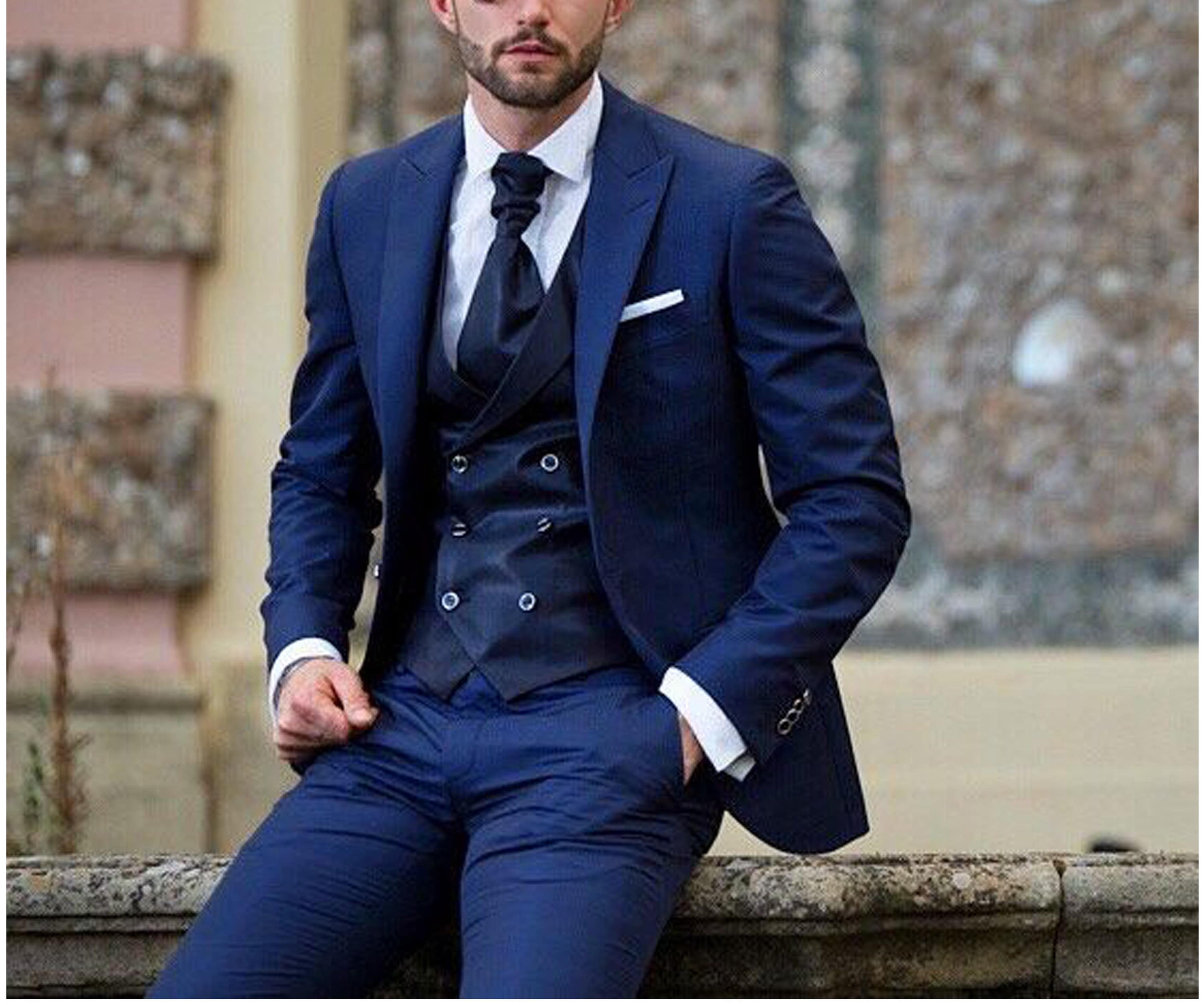 Navy Blue Modern Mens Wedding Suits: Look Dashing on Your Big Day!
