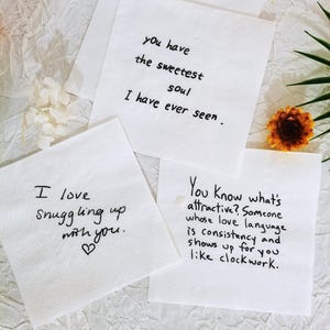 Serviettes d'écriture manuscrites personnalisées mot d'amour, serviettes de table mot d'amour personnalisées, serviettes de table cocktail de mariage imprimées, serviette photo personnalisée, cadeau pour maman | papa