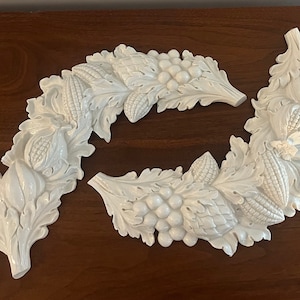 Adornos de pared arqueados de yeso vintage con motivos florales y frutales