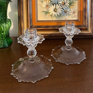 Vintage Cambridge Martha Glas Kerzenhalter Paar Eleganter 5-Zoll-verzierter ausgebogter, klarer Kerzenhalter, Zweier-Set