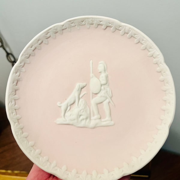 Vintage lichtroze Wedgwood Jasperware Cameo decoratieve plaat, Midcentury Wedgwood Jasperware roze en witte plaat, MCM roze Wedgwood