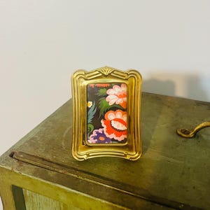 Cornice per foto in miniatura vintage in ottone lucidato con motivo a conchiglia curva decorata e supporto per cavalletto