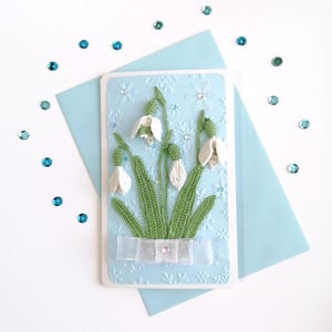 Biglietto di auguri elegante con busta abbinata/Decorazione unica con fiore di bucaneve all'uncinetto, perline di vetro e nastro in organza