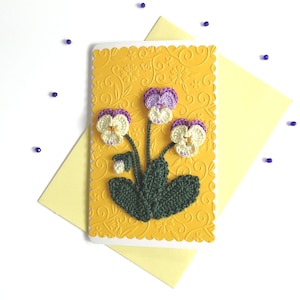 Biglietto di auguri elegante con busta abbinata/Decorazione unica con fiori di viola del pensiero all'uncinetto e perline di vetro