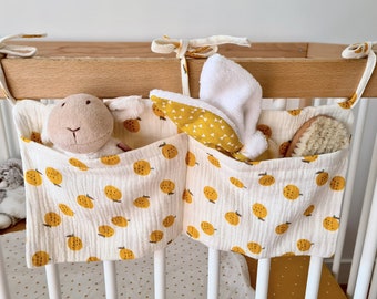 pochette de lit bébé, range pyjama et range doudou, organisateur de lit