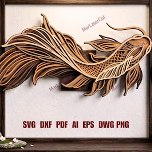 Può includere: Un'opera d'arte da parete a strati in legno a forma di carpa koi nei toni del marrone. Il pesce è intagliato in modo intricato con pinne e squame dettagliate. Il testo "SVG DXF PDF AI EPS DWG PNG" è visualizzato in rosso in basso.