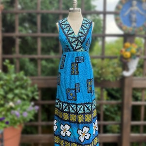 Vintage Hawaiianisches Blaues Ärmelloses Maxikleid | 1960er Jahre Aloha Bark Cloth V Ausschnitt Maxi Kleid im Blauen Tiki Blumen Muster Gr. M