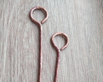 Set med två minimalistiska långa hårnålar, 2 st metallhårspinnar, handgjord hårnål för knut, hamrad kopparhårnål, bohemisk koppar, hårgaffel