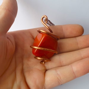 Ciondolo in rame di diaspro, filo avvolto per collana in rame martellato con cristallo di diaspro rosso naturale (scarlatto) / Protezione / Coraggio / Equilibrio