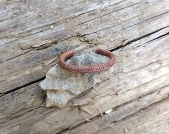 Set van twee koperen teenringen, dunne gepolijste puur koperen ringen, getextureerde koperen teenringen, zomersieraden, verstelbaar