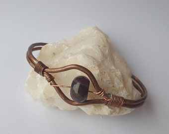 Manchette en cuivre martelé avec perle d'améthyste violette naturelle, bracelet jonc avec pierre de naissance, bracelet avec perle de pierre gemme violette / bracelet jonc de yoga équilibre