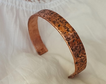 Brazalete de cobre martillado, brazalete con patrón de piedra / pulsera elegante martillada, regalo del séptimo aniversario, joyería personalizada, escritura personalizada
