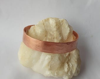 Brazalete de cobre martillado, elegante brazalete, regalo del séptimo aniversario, brazalete de cobre pulido, joyería personalizada, texto personalizado estampado a mano