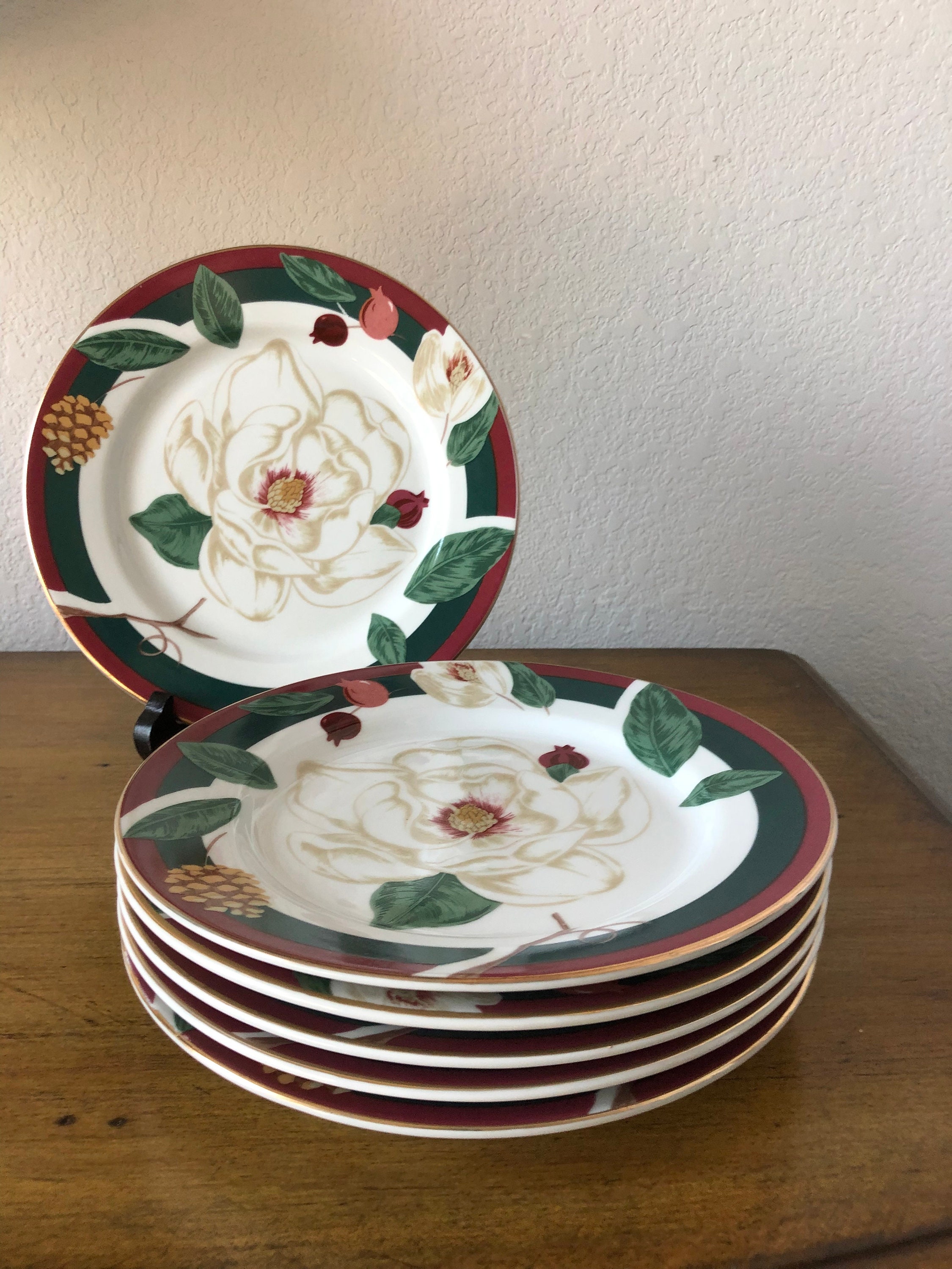 Gibson Designs Magnolia (Magnolia Pattern Dinner Plates)