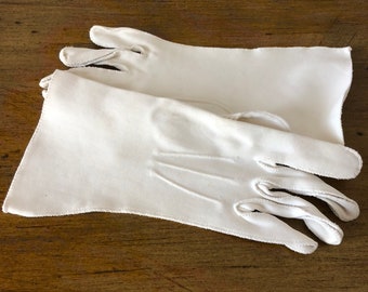 Vintage Ladies White Wrist Length Gloves