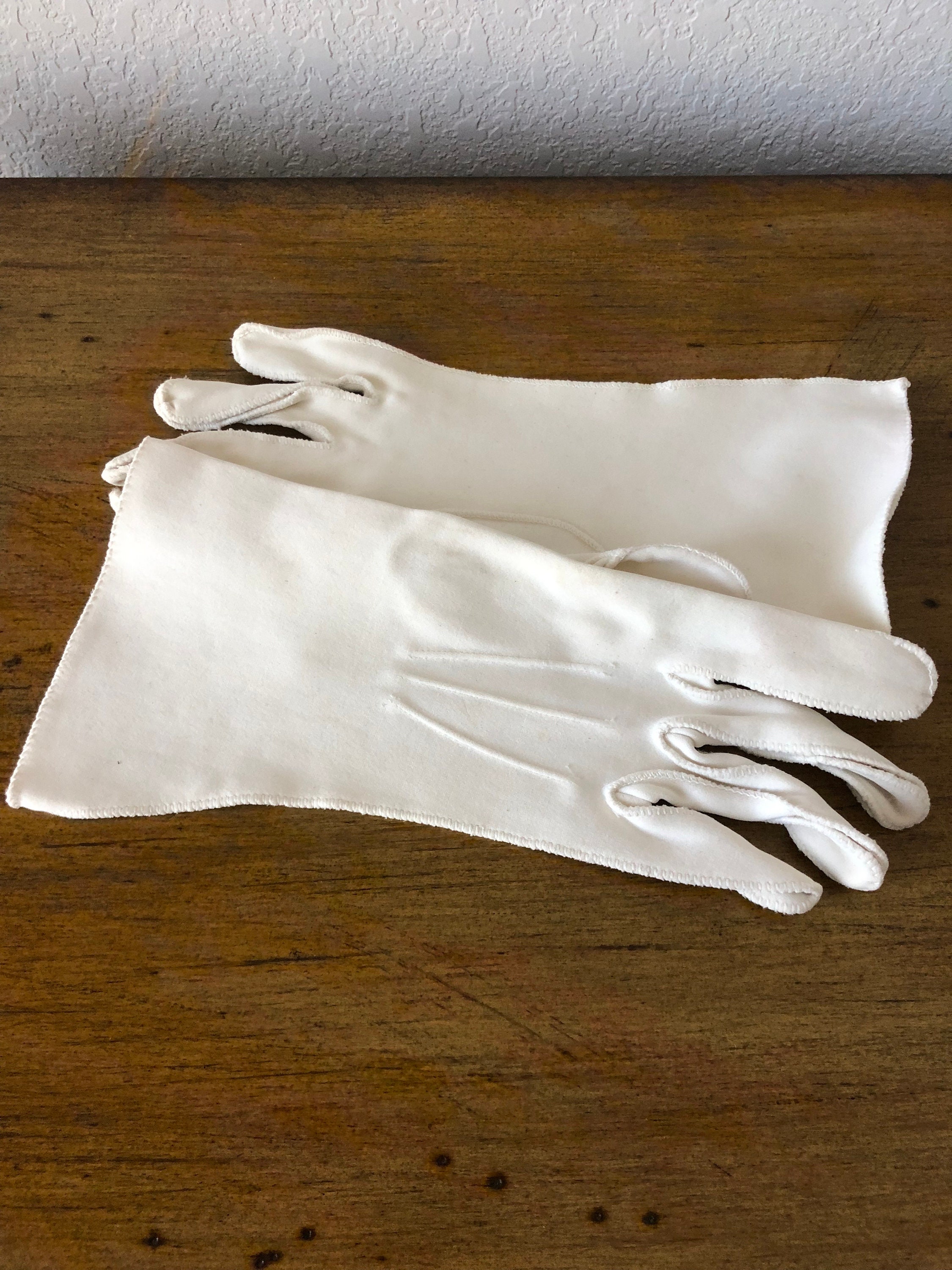 Vintage Ladies White Wrist Length Gloves
