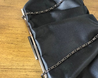 Bolso clutch negro con cadena para el hombro de Lula Townsend