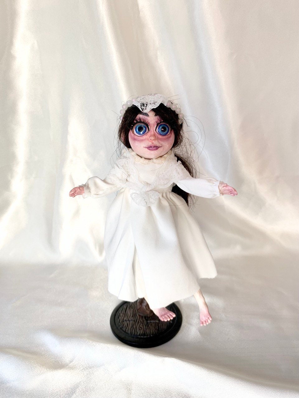 Poupée hantée activée par le son de 30,5 cm, poupée d'Halloween marchant  pour décorations d'Halloween, poupée effrayante et effrayante avec son  horrible poupée qui marche clignote (fille) : : Cuisine et Maison
