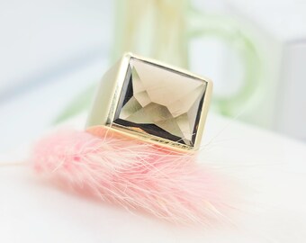 Statement signet ring with square smoky quartz made of 585 14 KT yellow gold