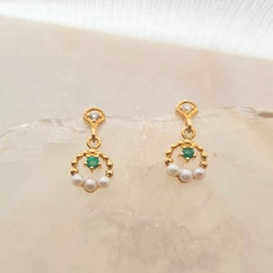 Schillernde Ohrringe im Art Nouveau Stil mit echten Smaragden, Brillanten und feinen Saatperlchen aus 750er 18kt Gelbgold