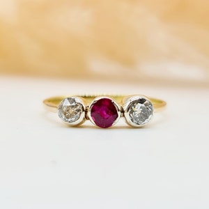 Art Nouveau ring made of 585 14 kt yellow gold with a round ruby and 2 old-cut diamonds approx. 0.38ct - beauty for special occasions