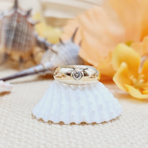 Anillo de oro amarillo 585 con brillante de 0 15 quilates en engaste de bisel de oro blanco una joya elegante y atemporal Etsy Espana