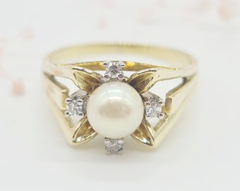 Exclusive 585 yellow gold ring with an Akoya pearl and 4 brilliant-cut diamonds in a white gold claw setting