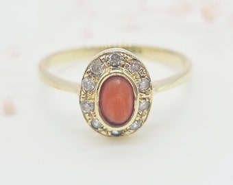 Exquisite vintage ring made of 585 yellow gold with coral cabochon and zirconia stones