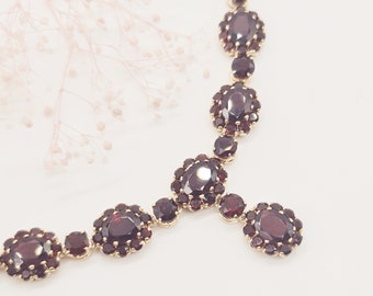 Valuable vintage necklace made of 585 14 karat yellow gold with oval wine-red garnets and surrounding round garnets