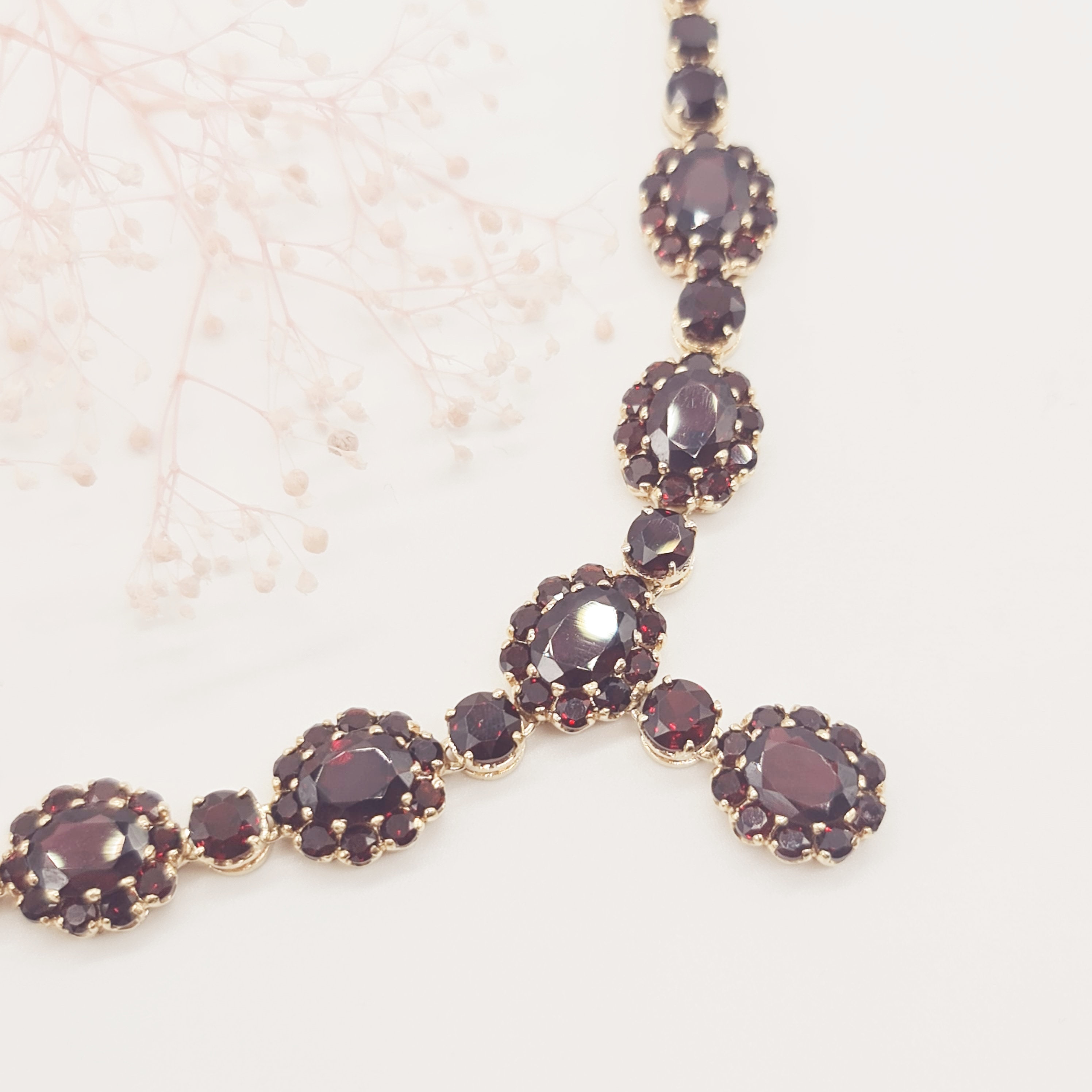 Valuable vintage necklace made of 585 14 karat yellow gold with oval wine-red garnets and surrounding round garnets