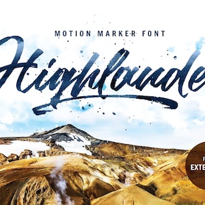 Op de afbeelding: Een blauwe en witte aquarel achtergrond met de tekst "Highlander" in een vet, zwart penseelschrift. De tekst bevindt zich boven een landschapsbeeld van een bergketen met besneeuwde toppen en stoom die uit de grond opstijgt. De tekst "MOTION MARKER FONT" bevindt zich boven het woord "Highlander". De tekst "PLUS EXTENSIONS" bevindt zich in een bruine cirkel in de rechterbenedenhoek van de afbeelding.