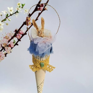 Ornamento coniglietto pasquale vintage, coniglio di cotone fatto a mano in cono di carta antica, decorazione primaverile da appendere, regalo di Pasqua