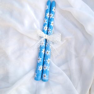 Velas cónicas de cera de abeja vertidas a mano, azules con margaritas grandes, totalmente hechas a mano, cera de abeja natural, 26 cm, par de velas de mesa