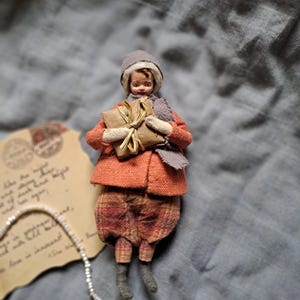 Weihnachtsbaum Spielzeug, Ornament von Junge mit Geschenk, gesponnene Baumwollfigur, süßes Weihnachtsdekor, handgenähtes Geschenk, handgemachte Wohnkultur, Winter