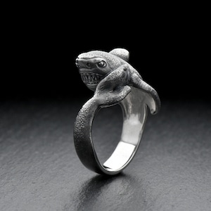 Sterling Silver Shark Ring, Sea Jewelry, Marine Creatures Jewelry, Sea Lover Gift, Shark Lover Ring, Sea Creatures Ring, Shark Signet Ring