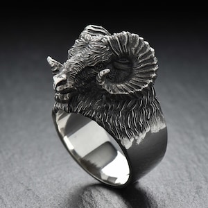 Ręcznie robiony srebrny pierścień sygnetowy z baranem: biżuteria z motywem zwierzęcym
