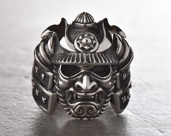 Anello con elmo da samurai in argento sterling: gioiello da guerriero giapponese