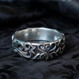 Filigraner Ring aus Sterling Silber: Gothic Band
