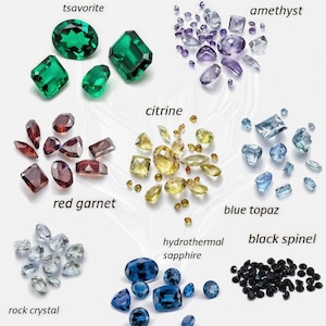 Pode incluir: Uma variedade de pedras preciosas, incluindo tsavorita, ametista, citrino, granada vermelha, top&aacute;zio azul, cristal de rocha, safira hidrot&eacute;rmica e espin&eacute;lio negro. As pedras preciosas t&ecirc;m v&aacute;rias formas e tamanhos, com cores que variam do verde ao roxo, amarelo, vermelho, azul e preto.